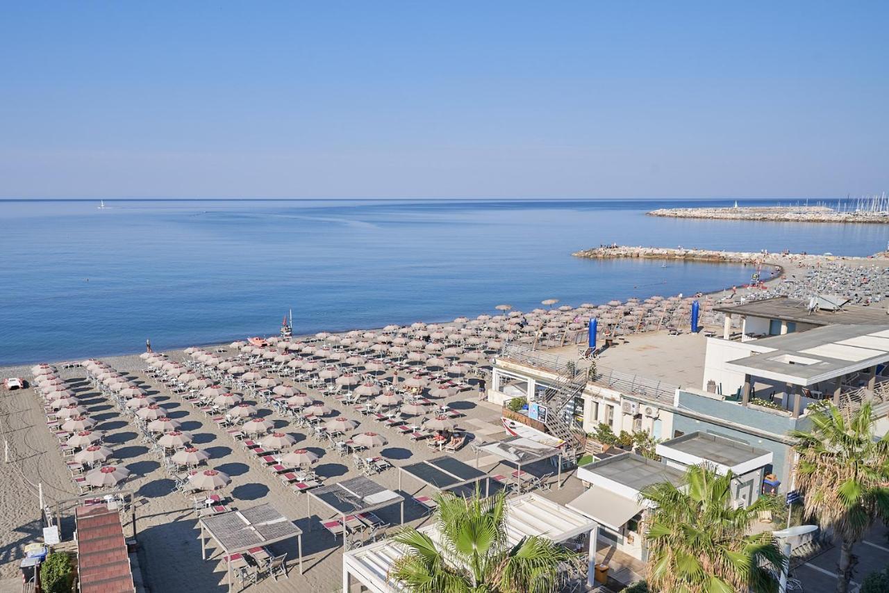Palace Lido Hotel&Suites Marina di Cecina Exterior foto